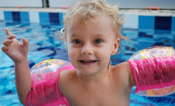 Klein meisje in het zwembad — Stockfoto