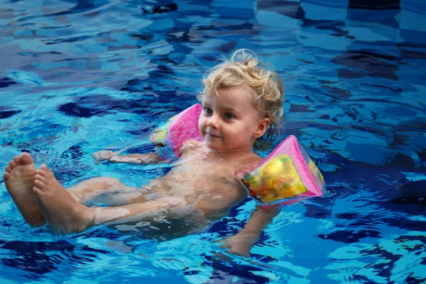 Kleines Mädchen im Schwimmbad lizenzfreie Stockfotos