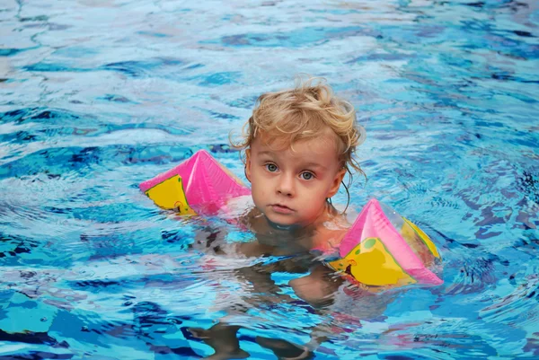 Μικρό κορίτσι στην πισίνα Royalty Free Φωτογραφίες Αρχείου