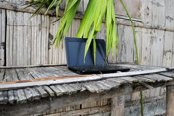 竹テーブル上のラップトップ — ストック写真