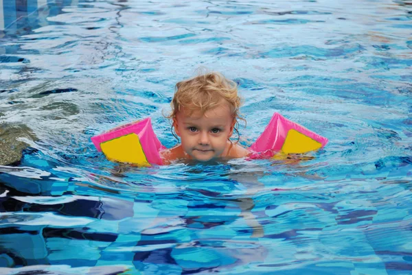 Yüzme havuzunda küçük bir kız - Stok İmaj