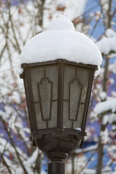 Vintern och gatan lykta — Stockfoto