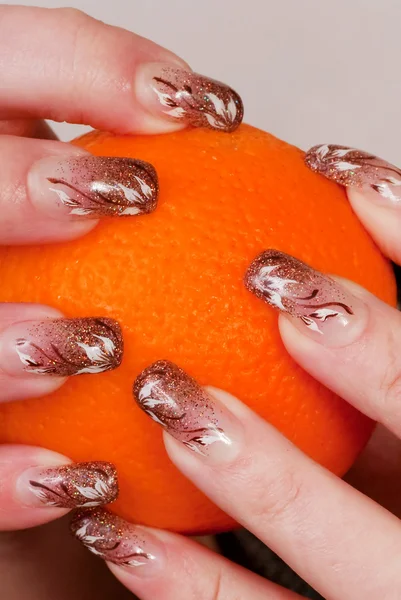 Dedos em uma laranja — Fotografia de Stock