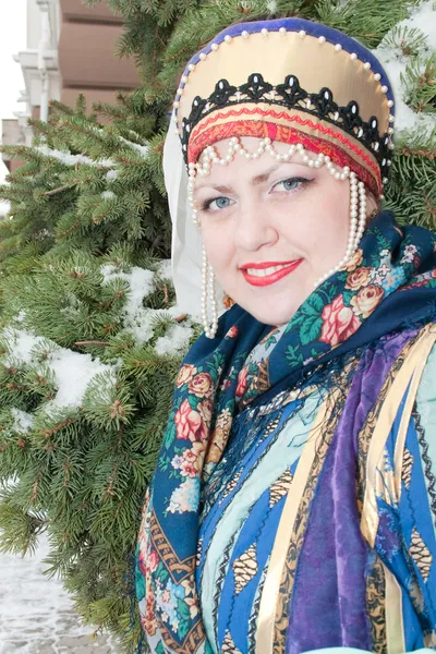 Meisje op een kerstboom — Stockfoto