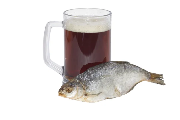 Vidro de cerveja escuro frio e peixe — Fotografia de Stock