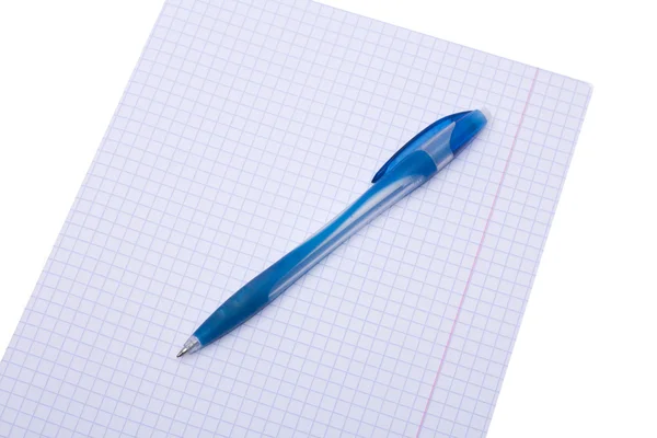 Синяя ручка на странице блокнотов — стоковое фото