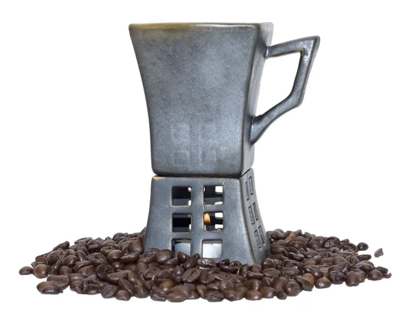 Csésze kávé és a gyertya a fehér fonákkal — Stock Fotó