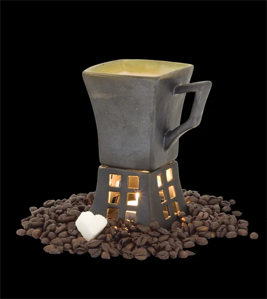 Kubek z kawą i świeca z tyłu czarny — Zdjęcie stockowe