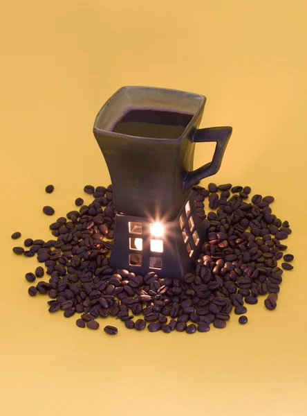 Κύπελλο με τον καφέ και το κερί στο κίτρινο bac — Φωτογραφία Αρχείου