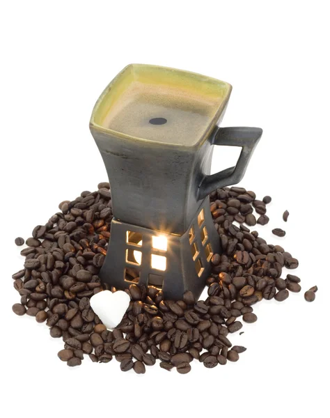 Tasse mit Kaffee und Kerze auf weißem Rücken — Stockfoto