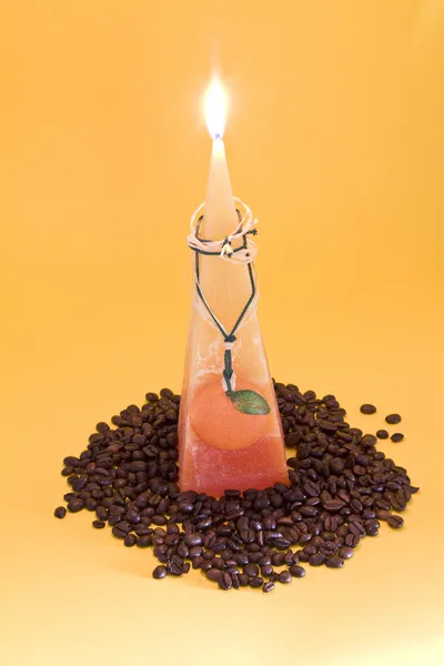 咖啡豆上红黄橙蜡烛 — 图库照片