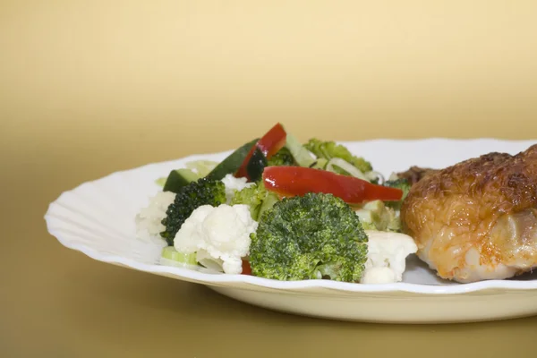 Gotowanego kurczaka z warzywami — Zdjęcie stockowe