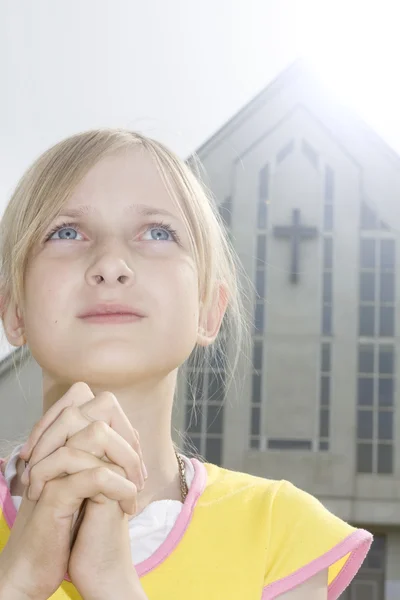 Tiener meisje bidden — Stockfoto