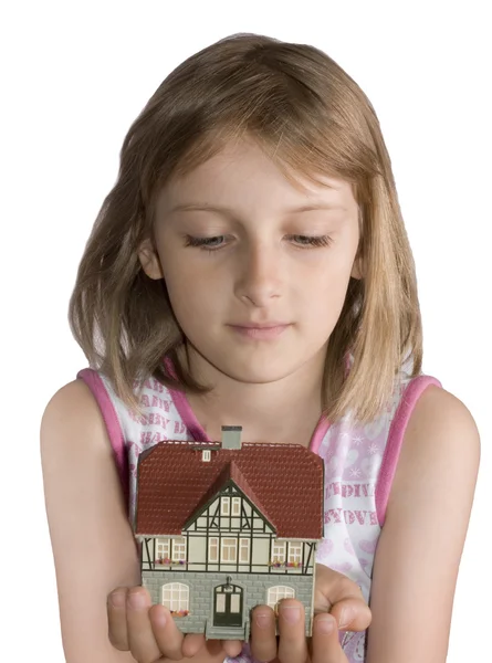 Молода красива дівчина з будинком в руці — стокове фото