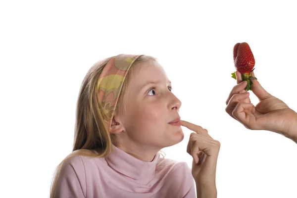 Mädchen und Erdbeere — Stockfoto