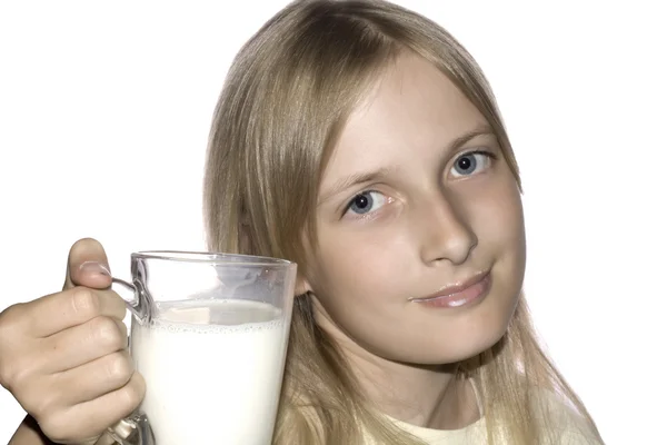 Mädchen trinkt Milch ein über weißen Backgrou — Stockfoto