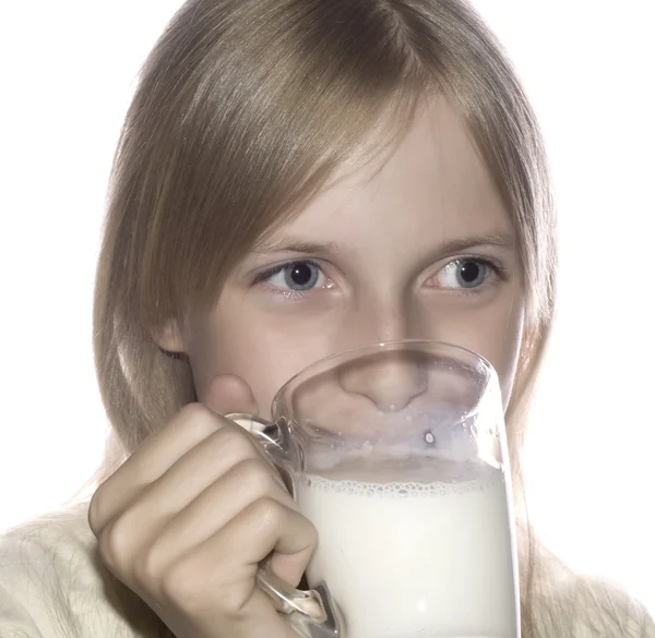 Mädchen trinkt Milch ein über weißen Backgrou — Stockfoto