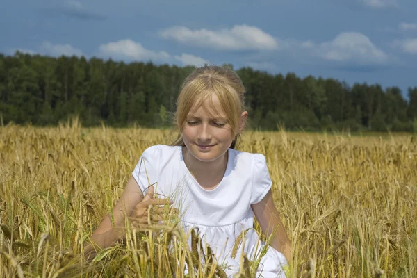 Young teenager girl sit on wheat — Stock Photo, Image