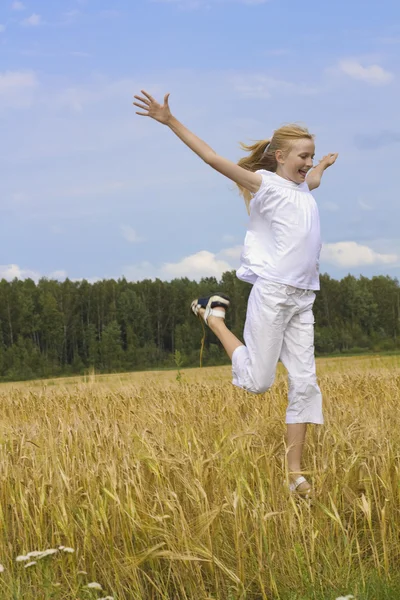 Menina adolescente executar a felicidade no prado — Fotografia de Stock
