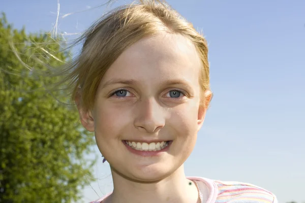 Молодая красивая улыбающаяся девушка — стоковое фото