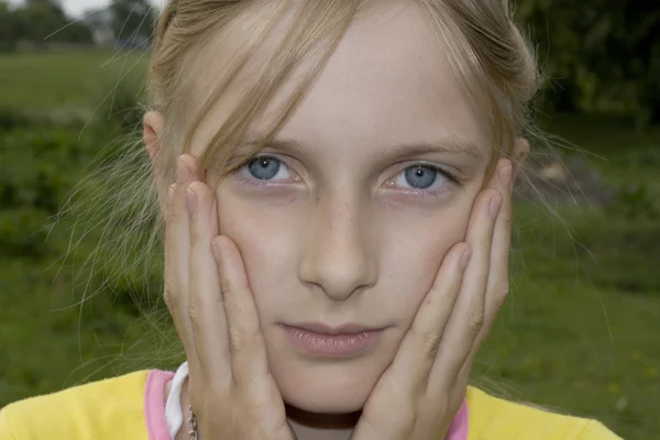 Triste adolescente menina — Fotografia de Stock