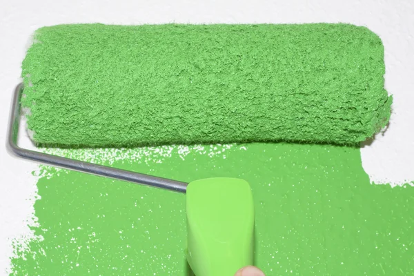 Colorante de rodillo verde en superficie blanca — Foto de Stock