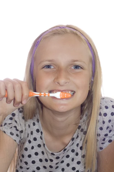 Junges Teenager-Mädchen putzt Zahn mit — Stockfoto