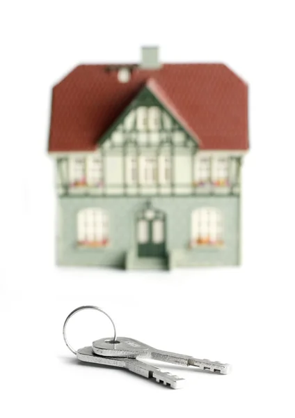 Дом и ключи от белого — стоковое фото