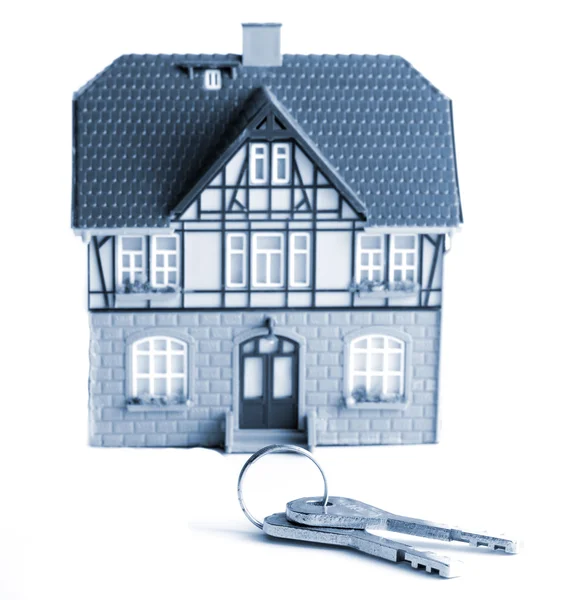 Haus und Schlüssel über Weiß — Stockfoto