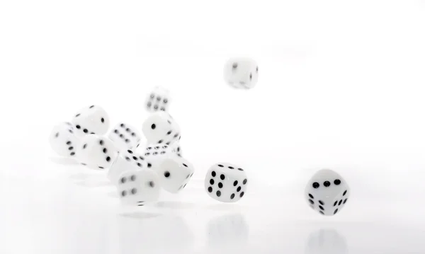 I dadi di gioco su bianco — Foto Stock