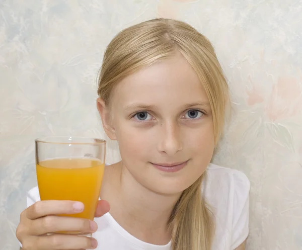 Jonge tiener meisje drankje oranje sap — Stockfoto