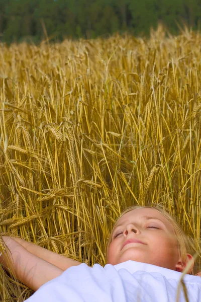 Young teenager girl sleep on wheat — Stock Photo, Image