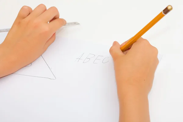 Маленькая девочка пишет письма — стоковое фото