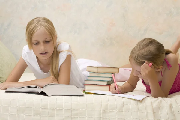 Two sisters do homework — Stock Photo, Image