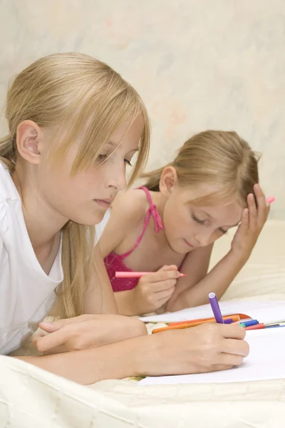 Dvě sestry udělat domácí úkoly — Stock fotografie