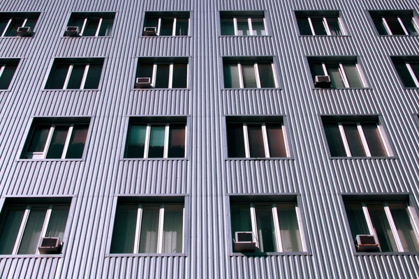 Gebäude mit Fenstern — Stockfoto