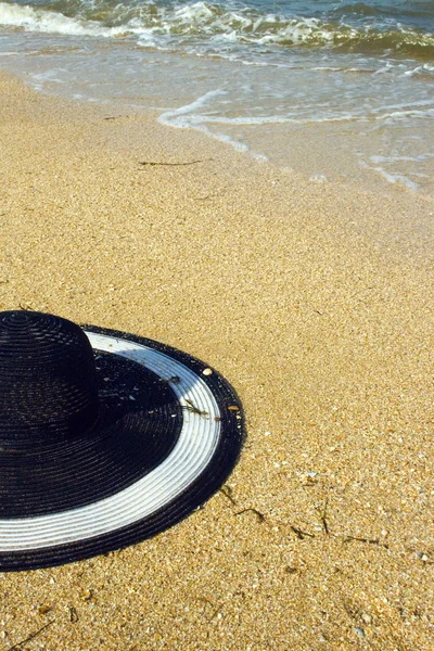 Klobouk na písku — Stock fotografie