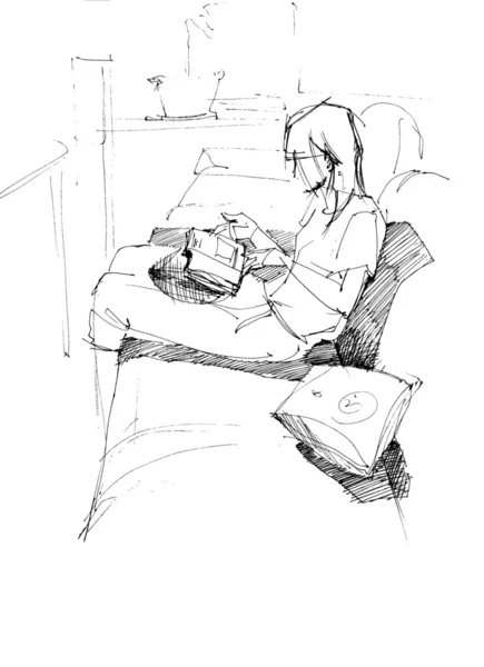 Uma menina lê em um sofá — Fotografia de Stock