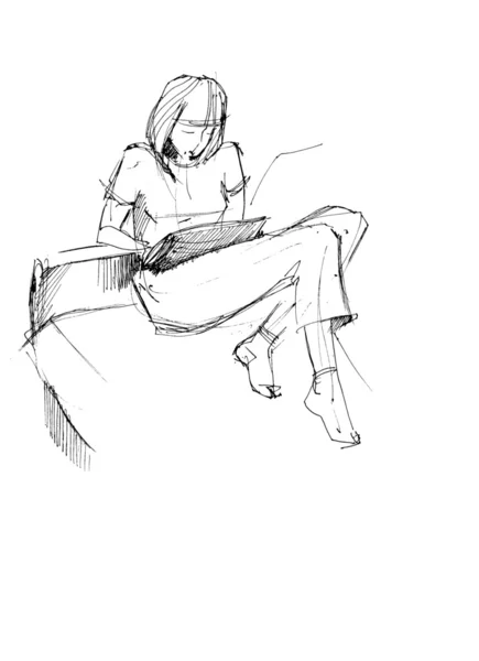 一个女孩在沙发上读取 — 图库照片
