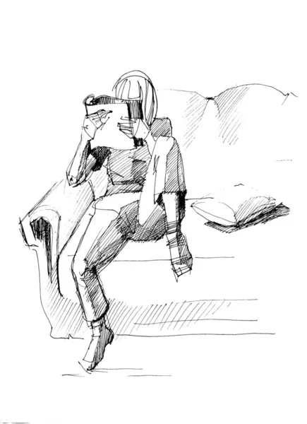 Dziewczyna czyta na kanapie — Zdjęcie stockowe
