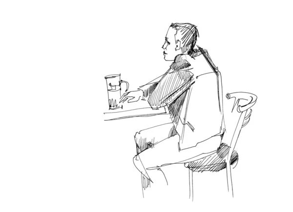 Adam masada bardak bira ile — Stok fotoğraf