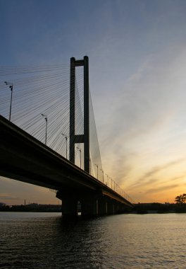 akşam Güney Köprüsü. Kyiv, Ukrayna