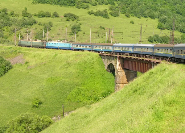 Eski bir köprü geçiş tren — Stok fotoğraf