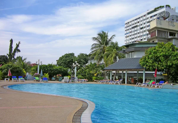 Zwembad in thailand hotel — Stockfoto