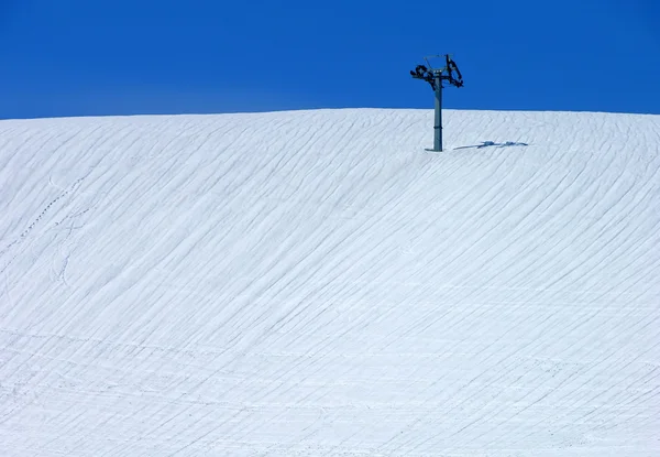 Declive de montanha com torre de elevador de esqui — Fotografia de Stock