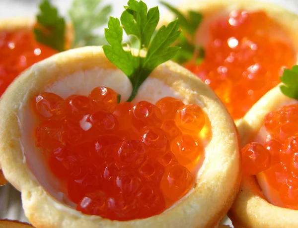 Kanapor med röd kaviar — Stockfoto