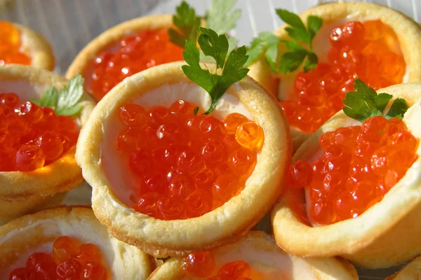 Canapés con caviar rojo — Foto de Stock