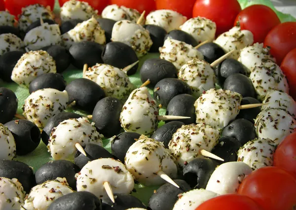 Итальянские кебабы с сыром и оливками — стоковое фото