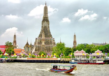 Wat Arun temple, Bangkok, Thailand clipart