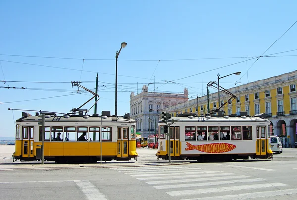Eléctricos amarelos típicos em Lisboa, Portugal — Fotografia de Stock